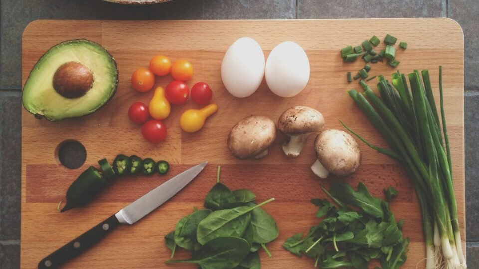 avocado, tomatoes, eggs, mushrooms, spring onions, and leaves